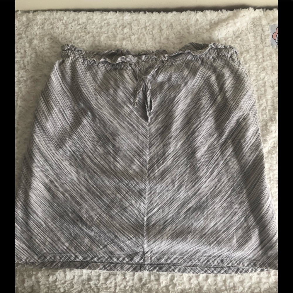 - Adorable light gray and white skirt
